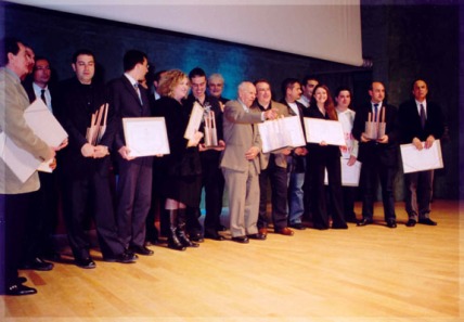 Foto de família als Premis Ràdio Associació 2002 celebrats a l'Auditori Winterthur de Barcelona el 28 de març del 2003